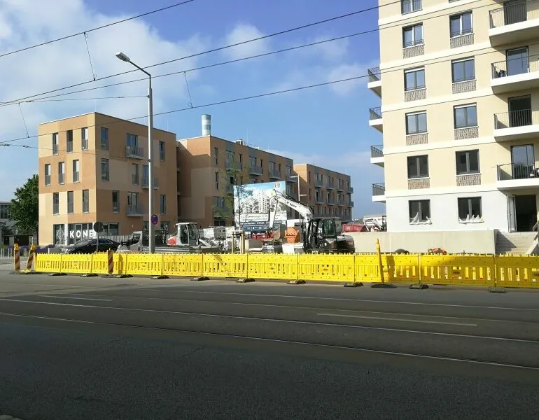 Foto vor dem valantic ERP Consulting Büro in Dresden mit Blick auf die Leipziger Straße