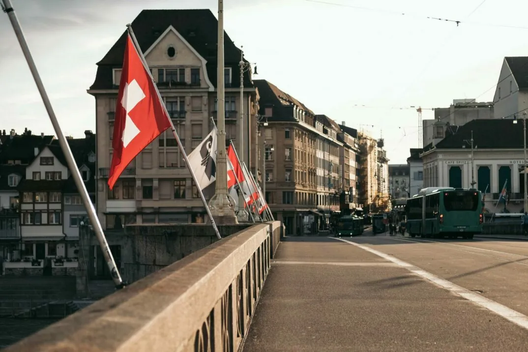Blick auf eine Straße mit Flaggen an einer Mauer