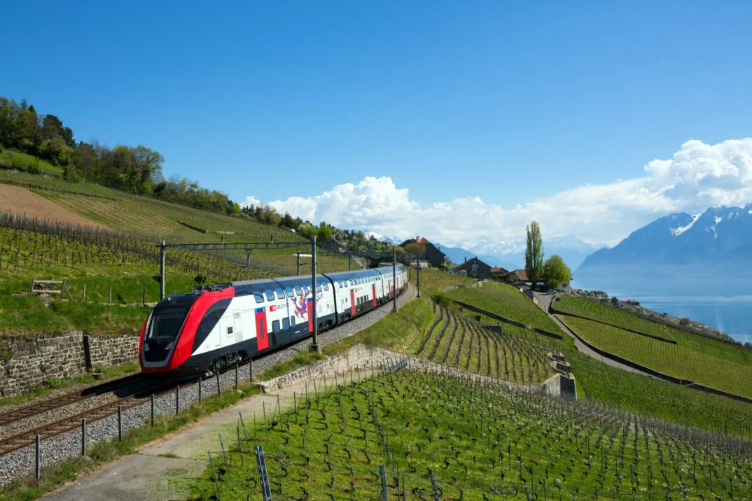 Zug der SBB auf der Fahrt durch die Schweizer Bergwelt | Success Story SBB: Unternehmensplanung mit Anaplan