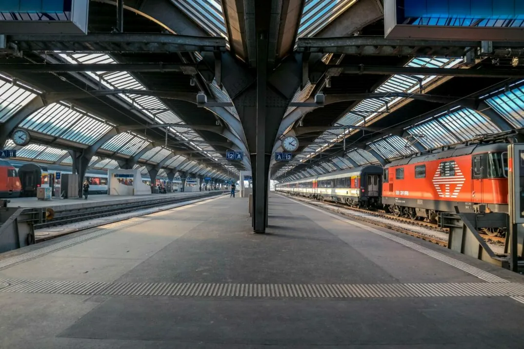 Train station with Swiss Federal Railways train | Success Story SBB: Corporate planning with Anaplan