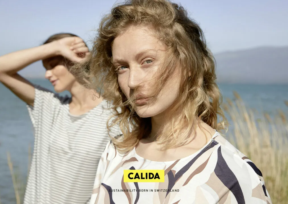 Auf diesem Bild sehen Sie eine Frau und einen Mann am Strand mit Kleidung von CALIDA | Success Story: Calida mit IBM Planning Analytics