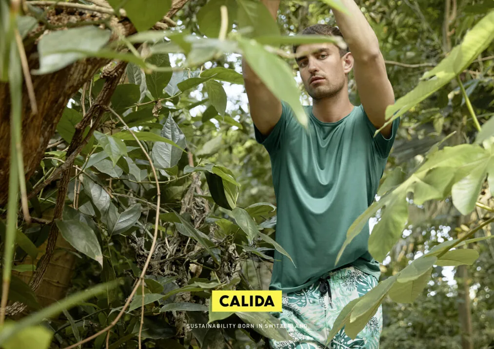 This picture shows a man in the jungle wearing a T-shirt and shorts from CALIDA | Success Story: Calida with IBM Planning Analytics