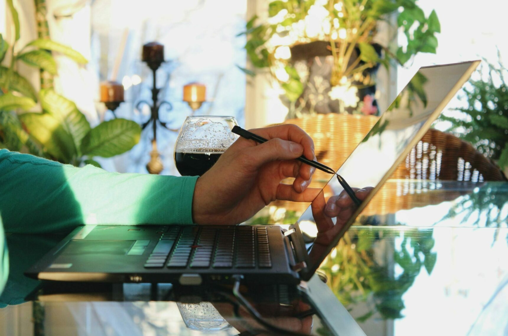 Bild eines Laptops, im Hintergrund eine Tasse Kaffee, SAP Dokumentenmanagement mit valantic