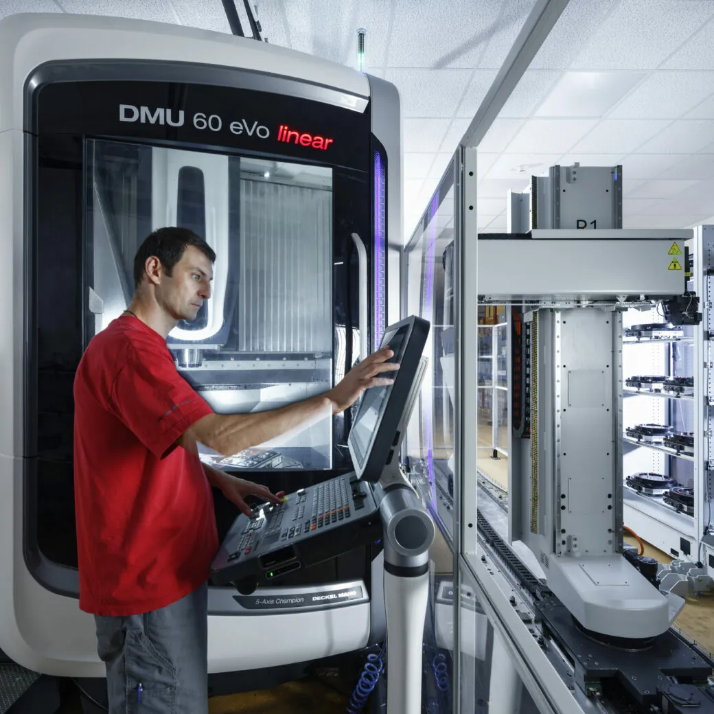 Bild von einem Mitarbeiter von BBC Cellpack Technology vor einem Fertigungsteil, valantic führt Mehrwerkeplanung bei Behr Bircher Cellpack BBC ein