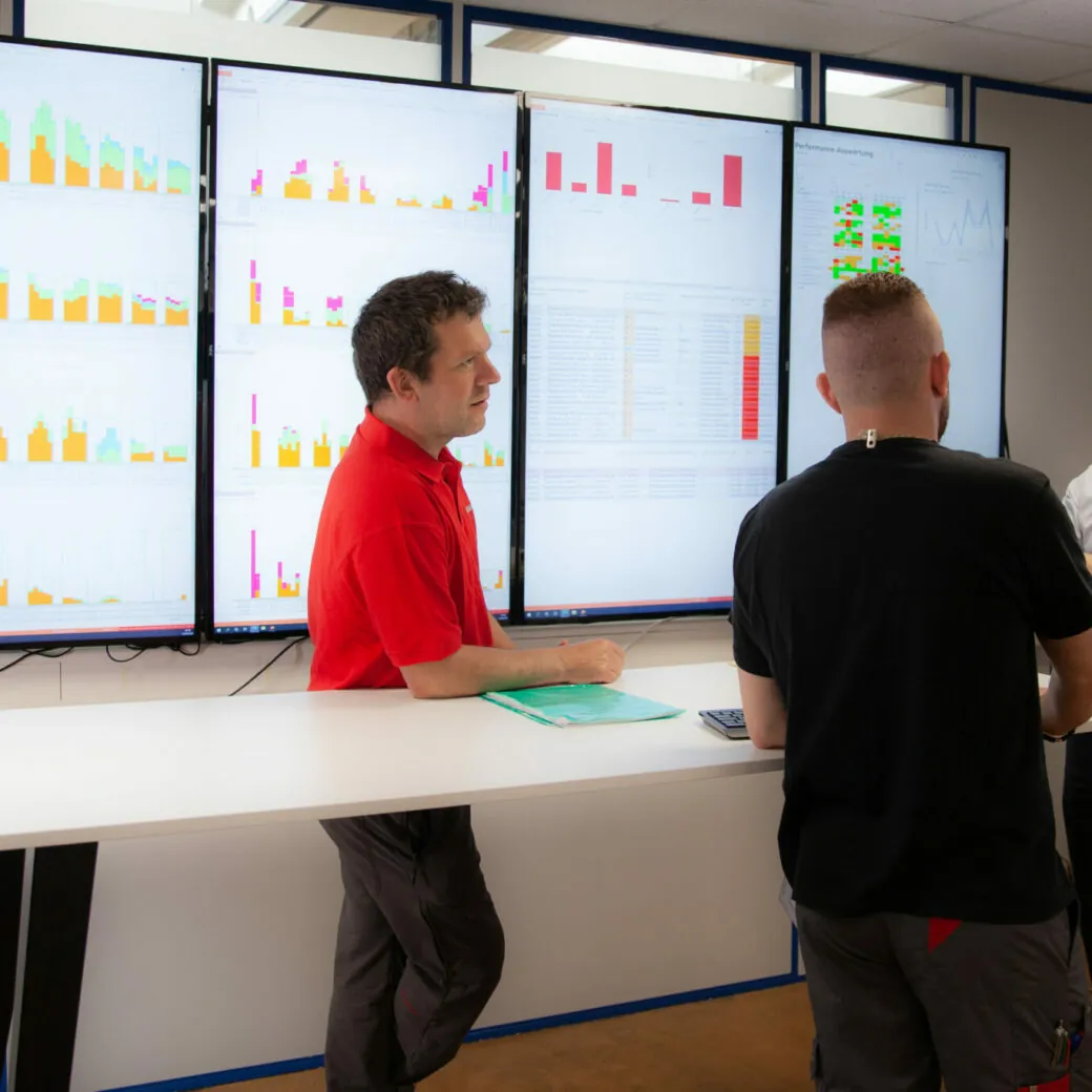 Bild von drei Mitarbeitern von BBC Cellpack Technology bei der Planung, valantic führt Mehrwerkeplanung bei Behr Bircher Cellpack BBC ein