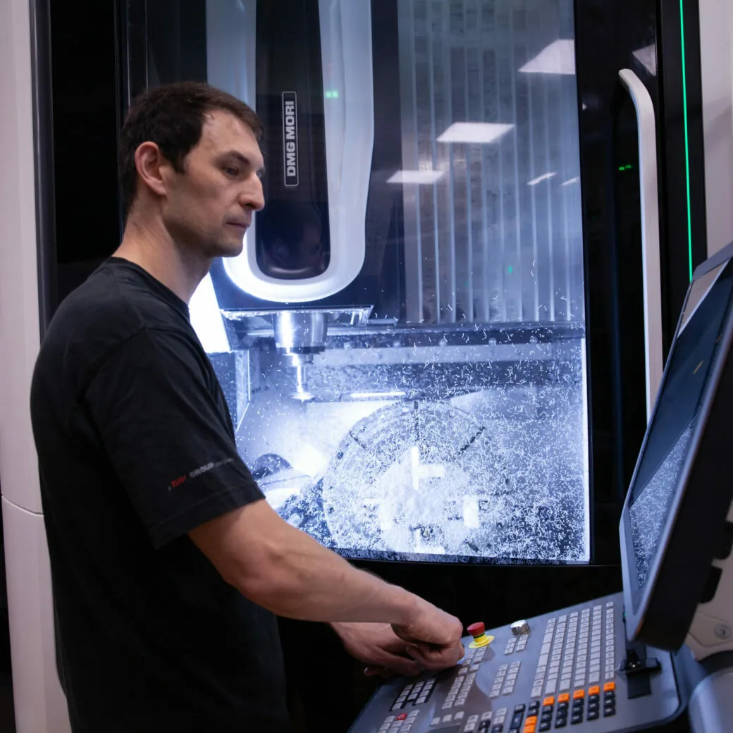 Bild eines Mitarbeiters von BBC Cellpack Technology vor einem Monitor, valantic führt Mehrwerkeplanung bei Behr Bircher Cellpack BBC ein