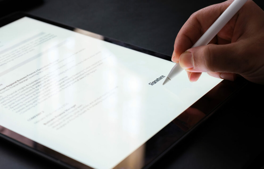 Bild eines Tablets, auf dem eine digitale Unterschrift erfolgt, Vertragsmanagement mit valantic