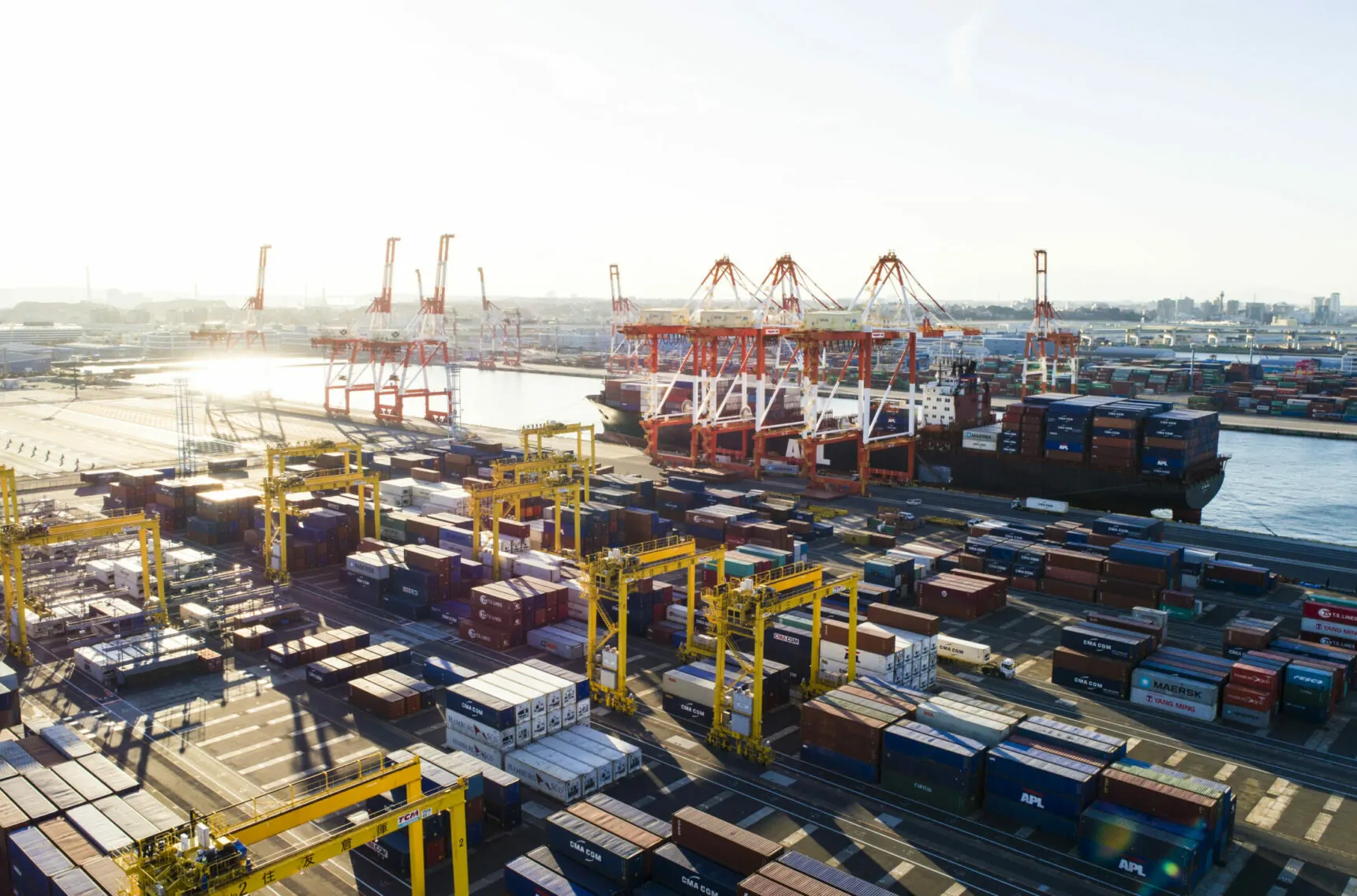 Bild von einem Industriehafen mit Containerschiffen, Supply Chain Management & Logistik