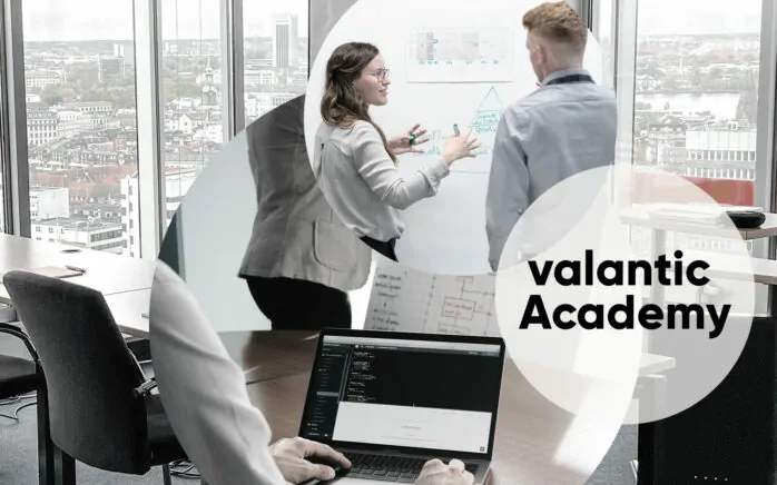Illustration of a training room at our valantic Academy, in the foreground a woman and a man in a training situation | valantic Academy: IBM Cognos Analytics