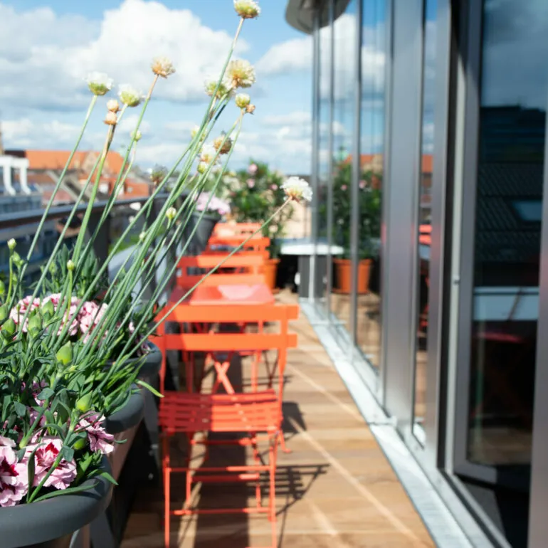 Bild mit Balkon, Stühlen und Pflanzen, Valantic CX