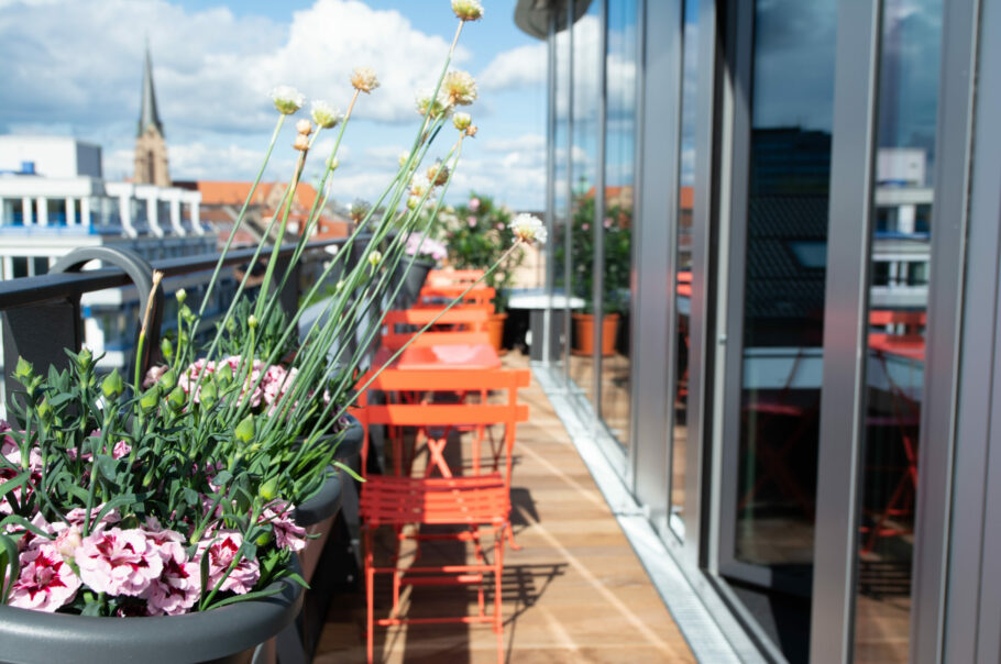 Bild mit Balkon, Stühlen und Pflanzen, Valantic CX