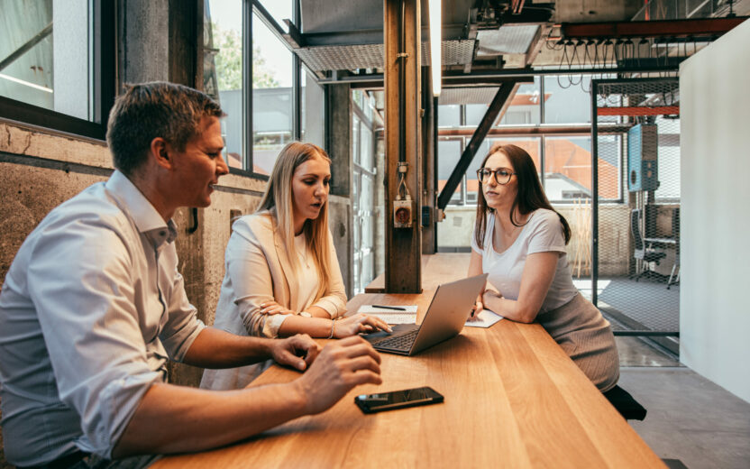 Bild mit 3 Personen am Laptop, 360° Customer Experience Consulting, Valantic CX