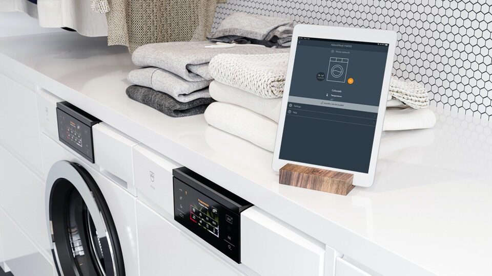 Bild von einer V-ZUG-Waschmaschine auf der ein Tablet steht, SAP CDC