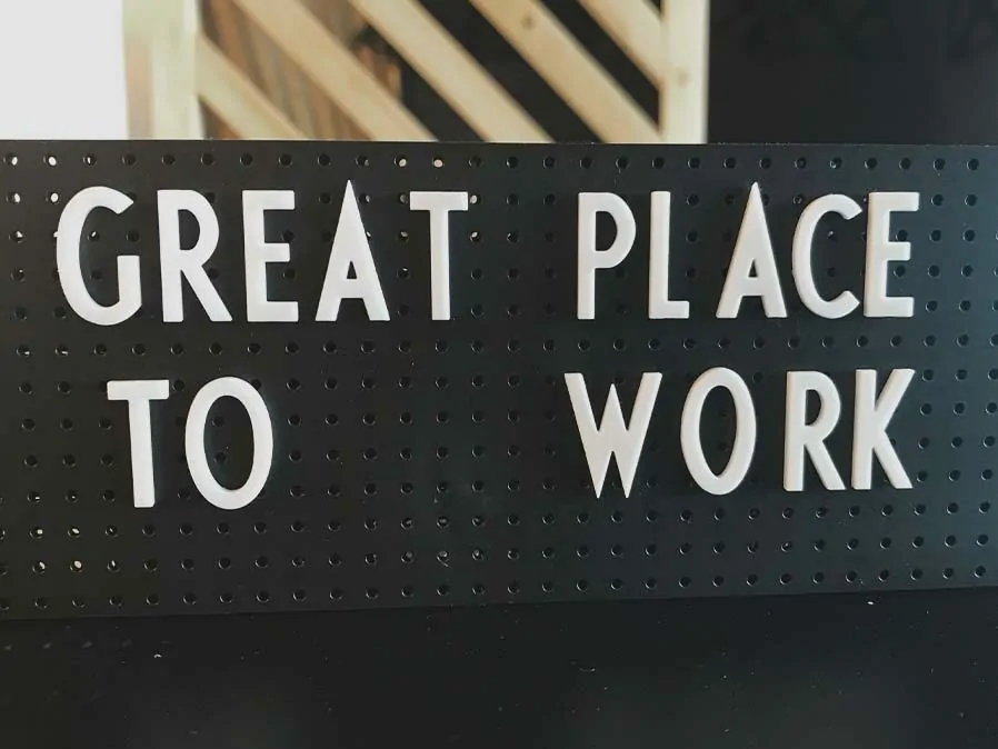 Schild mit der Aufschrift Great Place to Work, Karriere bei valantic