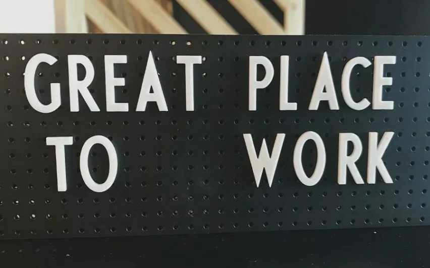 Schild mit der Aufschrift Great Place to Work, Karriere bei valantic