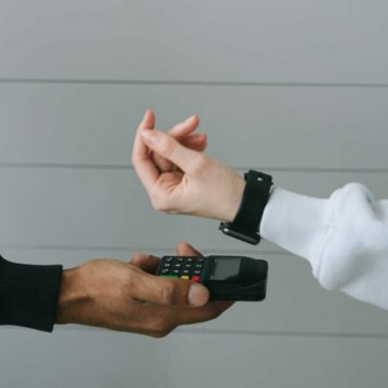 Bild von einer digitalen Zahlungstransaktion über Smartwatch