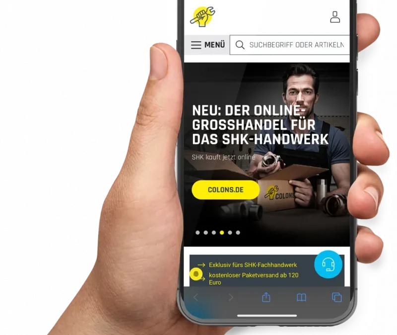 Bild von einem Smartphone in einer Hand, wo die Colons B2B SHK Website geöffnet ist