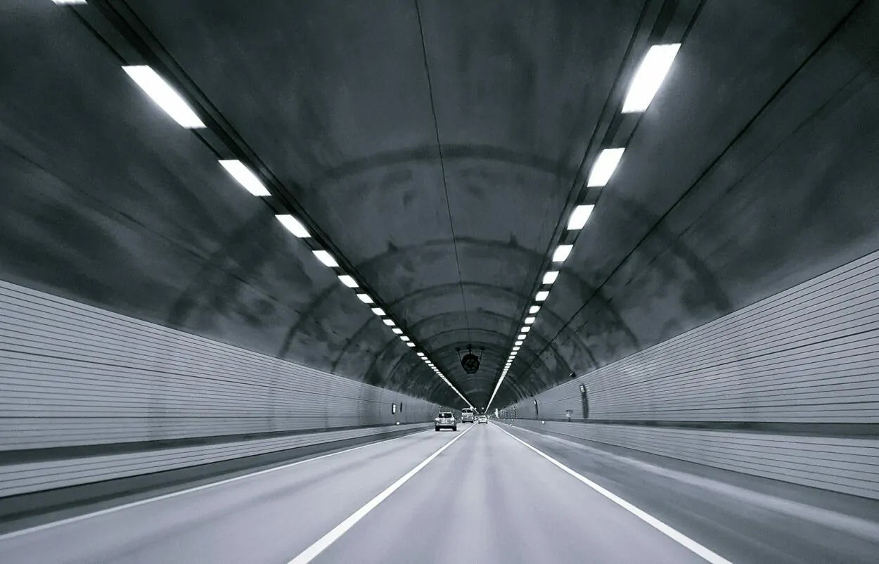 Bild von einem Tunnel, IDC Prognosen für die IT-Industrie