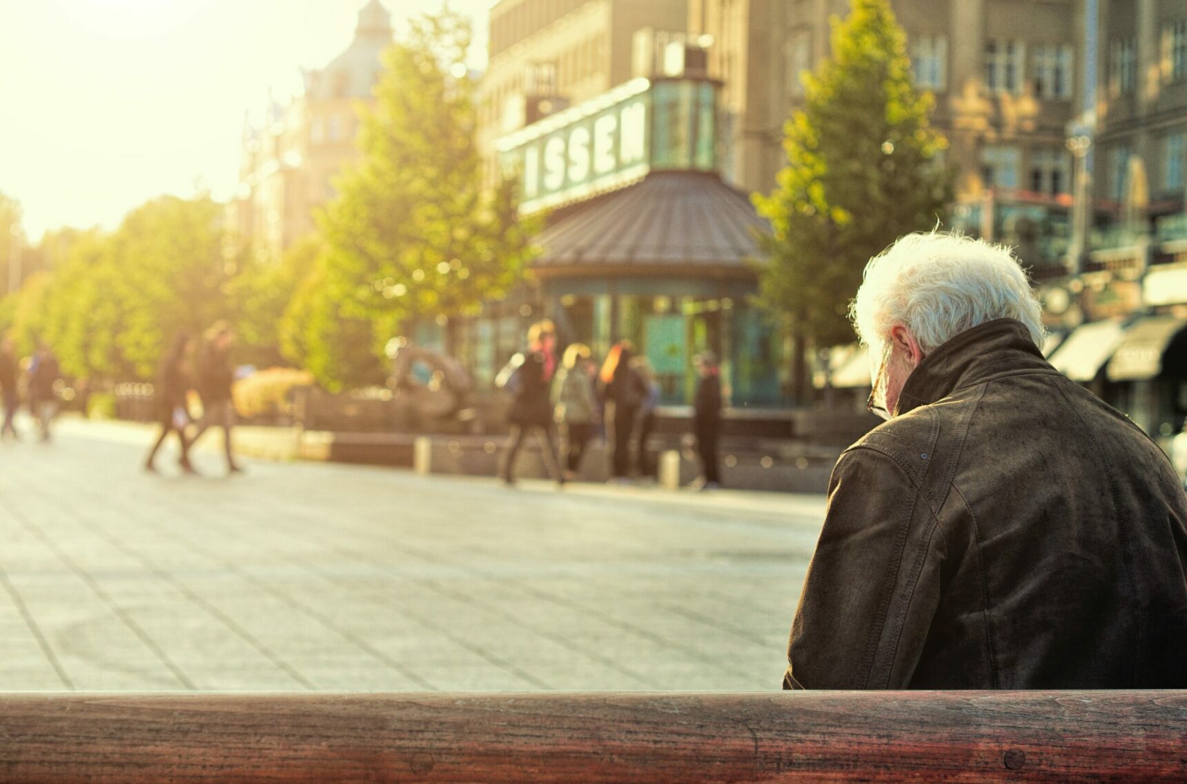 Bild von einem älteren Mann, der auf einer Bank sitzt, Personalmanagement & New Work