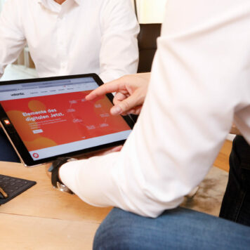 Picture of a tablet with the valantic Homepage: Elemente des Digitalen Jetzt