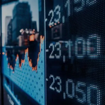 Nahaufnahme von einem Bildschirm der Börse; valantic Financial Services Automation (FSA)
