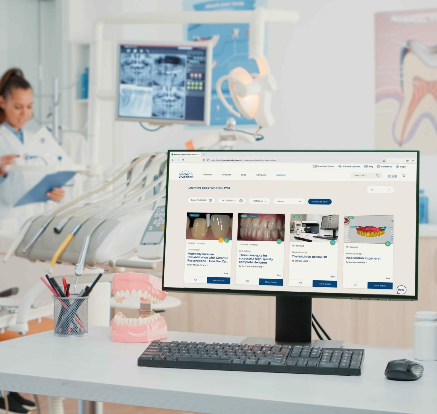 Bild von einer Zahnarztpraxis mit einem Bildschirm und dem Screen der Ivoclar-Vivadent-Plattform