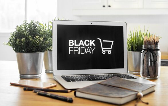 Bild von einem Laptop mit der Aufschrift Black Friday, Customer Customer Experience & Customer Journey