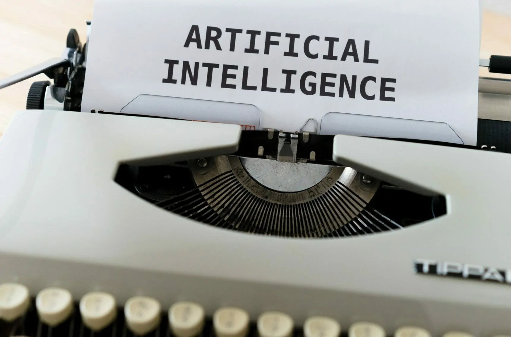 Bild von einer Schreibmaschine mit der Aufschrift Artificial Intelligence, AI, Machine Learning & RPA