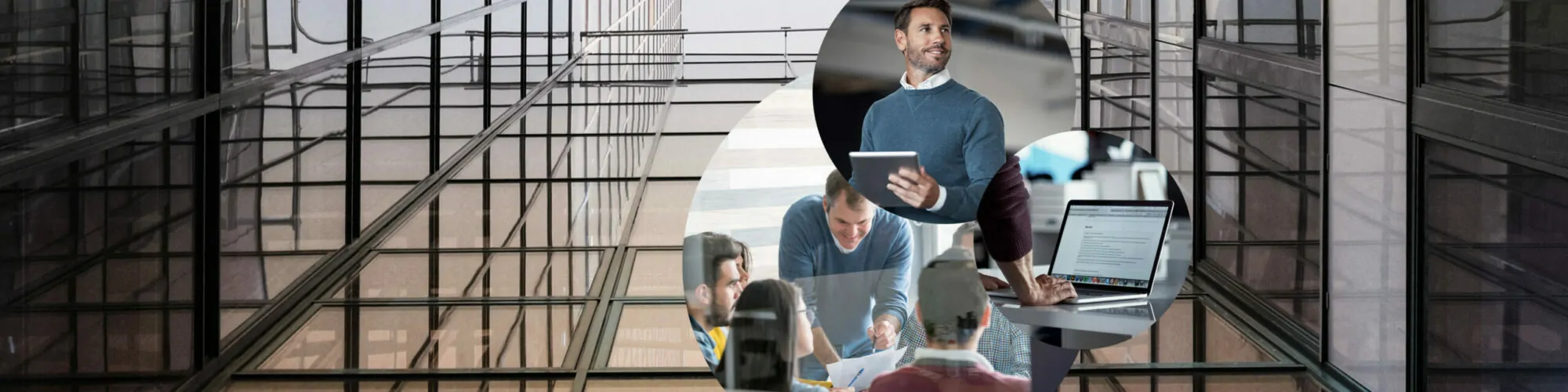 Konsolidierung mit SAP, Bild einer Gruppe von Menschen, die gemeinsam an einer Besprechung teilnehmen, ein Laptop und Mann mit Tablet in der Hand, im Hintergrund die Fassade eines Gebäudes