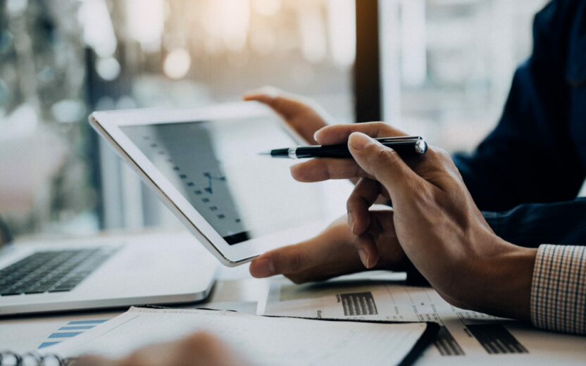 Bild von einem Mann, der auf ein Tablet zeigt | SAP Konsolidierung | RISE with SAP