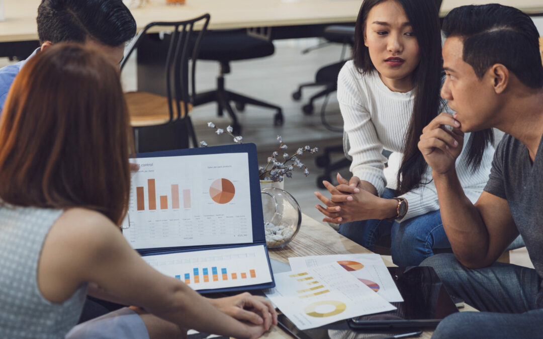 Bild von einer Gruppe junger Menschen die eine Präsentation vorbereiten