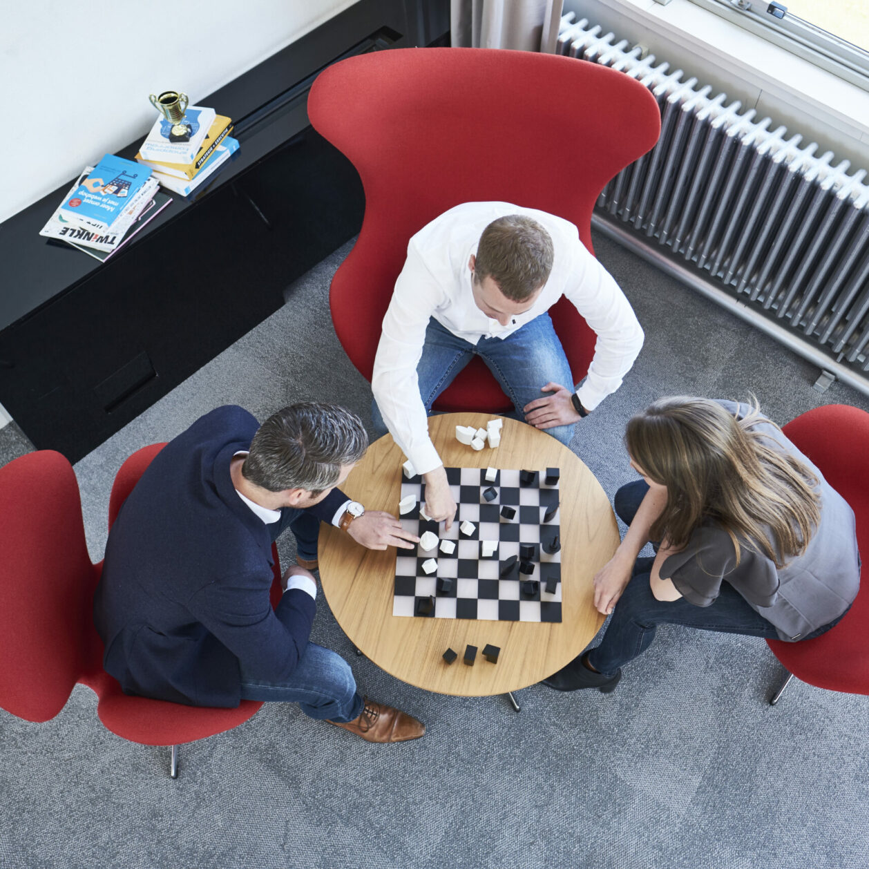 collega's spelen schaakspel