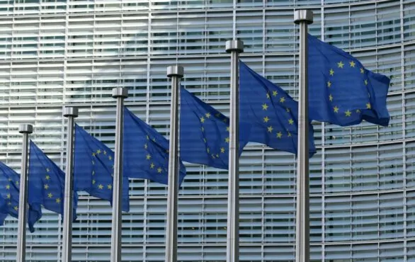 Bild von mehreren Europa Flaggen, Jedes Dritte Unternehmen nutzt das Internet der Dinge