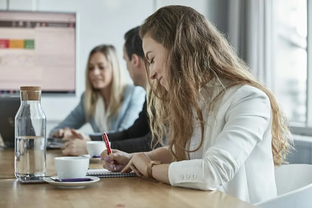 Carmen met SEA-team in overleg