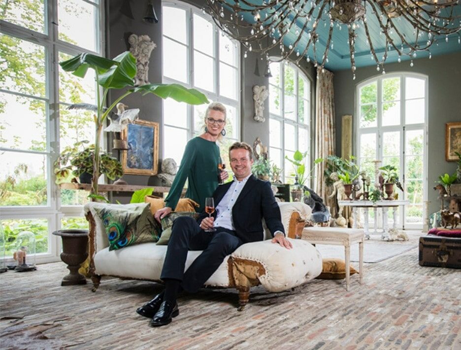 Jeroen Beekman en vrouw in luxe woonkamer