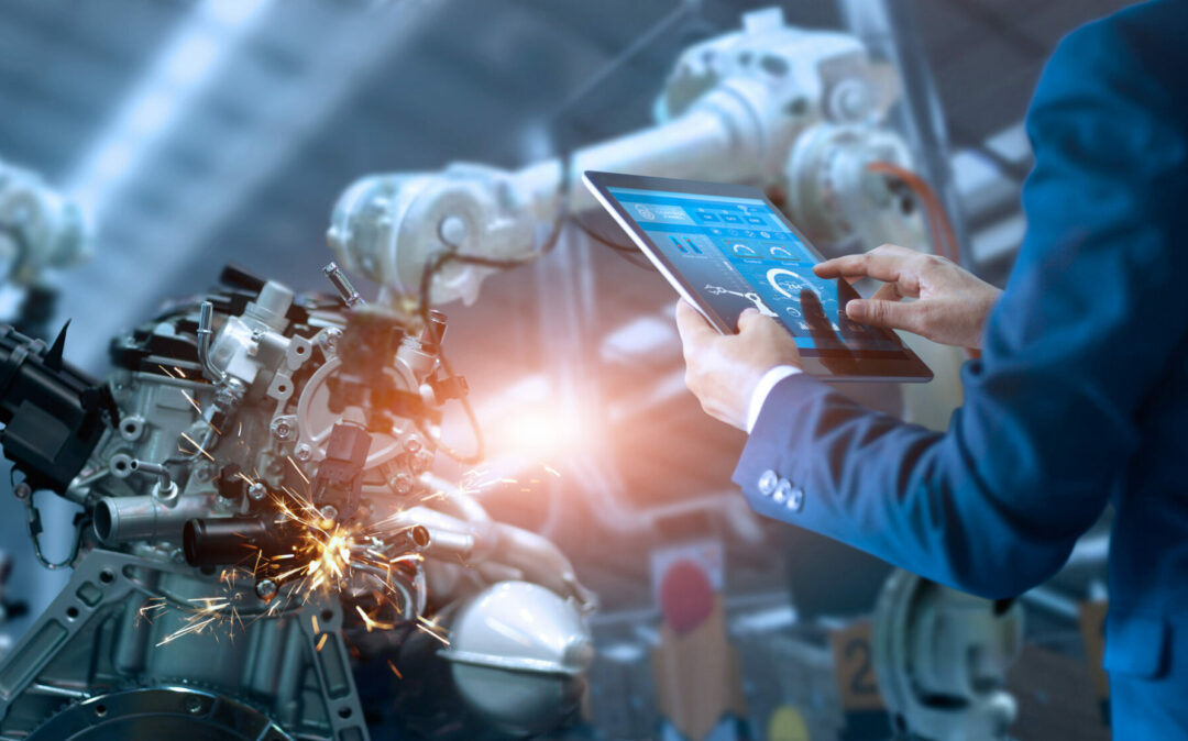Bild einer automatisierten Werkhalle, intelligenter Farbik mit Robotersteuerung