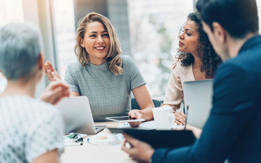 Bild von drei Frauen und einem Mann in einer Beratungssituation | Strategische Beratung und Digitalisierungslösungen für die Versicherungsbranche