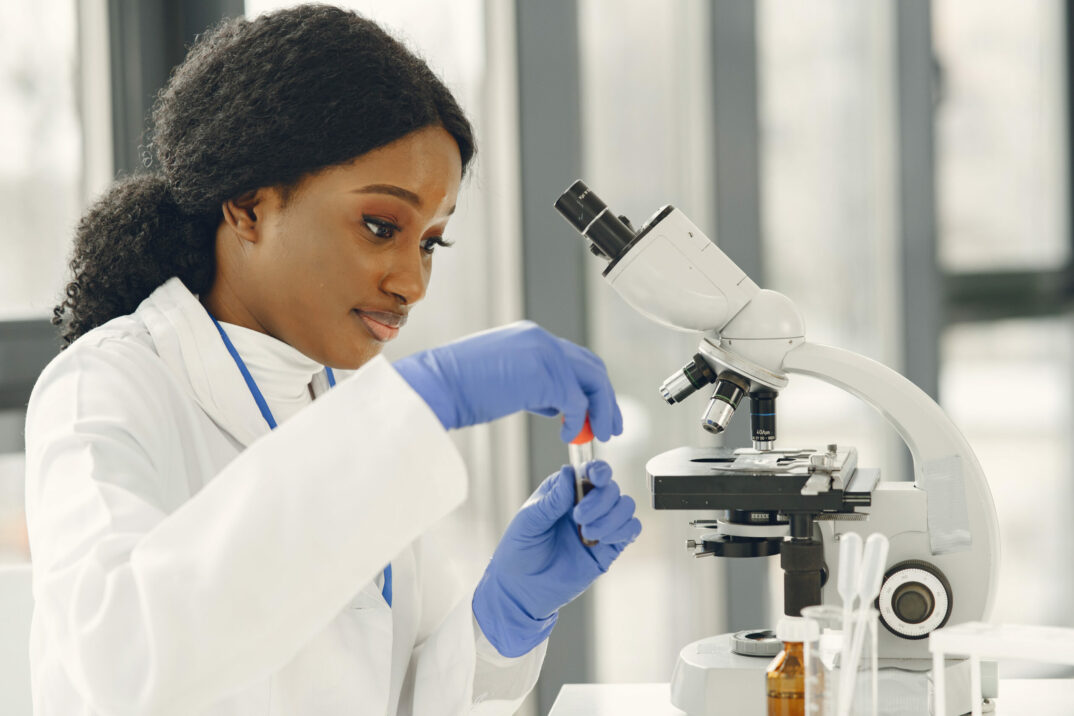Eine Wissenschaftlerin arbeitet an einem Microskop | Anaplan | Biotech Vertriebsplanung mit Anaplan Biotech Vertriebsplanung mit Anaplan