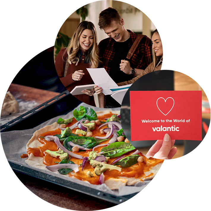 Bild von zwei Personen, die auf Unterlagen schauen, darunter ein Blech mit Pizza; valantic SAP Case Study Event