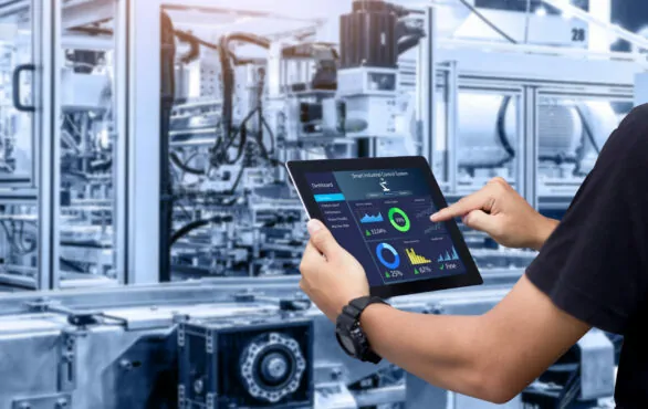 Bild eines Tablets, mit dem eine Maschine konfiguriert wird; valantic Smart Industries & Industrie 4.0