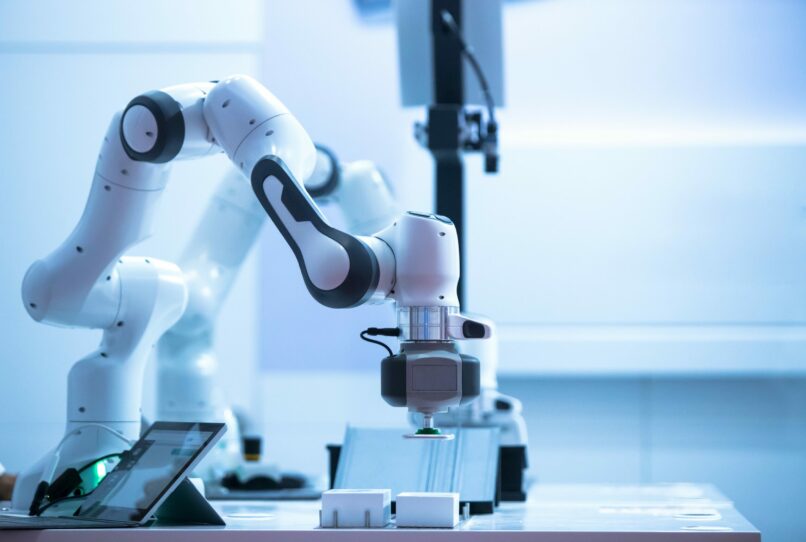 Bild eines Roboterarms; valantic Smart Industries & Industrie 4.0