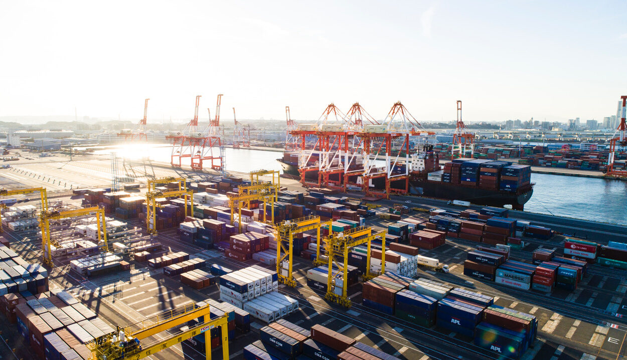 Container in einem Industriehafen; valantic Smart Industries & Industrie 4.0