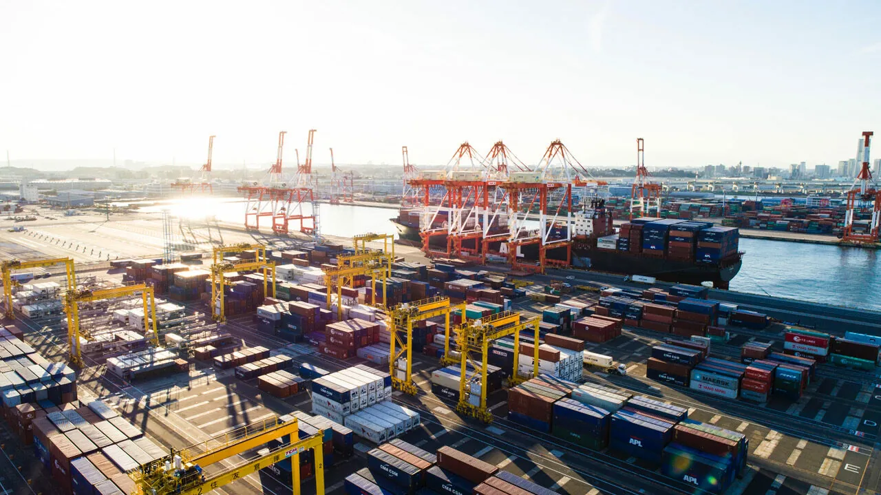 Container in einem Industriehafen; valantic Smart Industries & Industrie 4.0