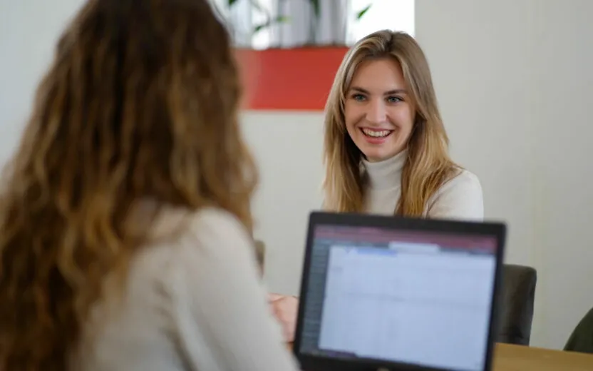 een vrouw voert een sollicitatiegesprek