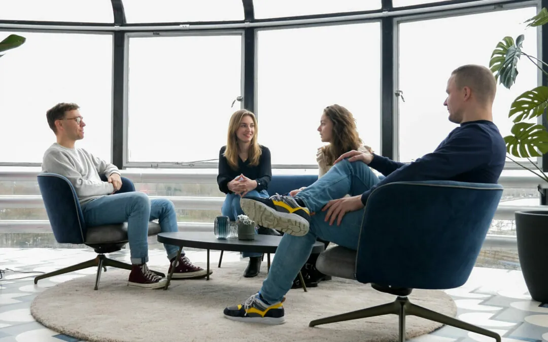 Collega's vergaderen zittend in een kring