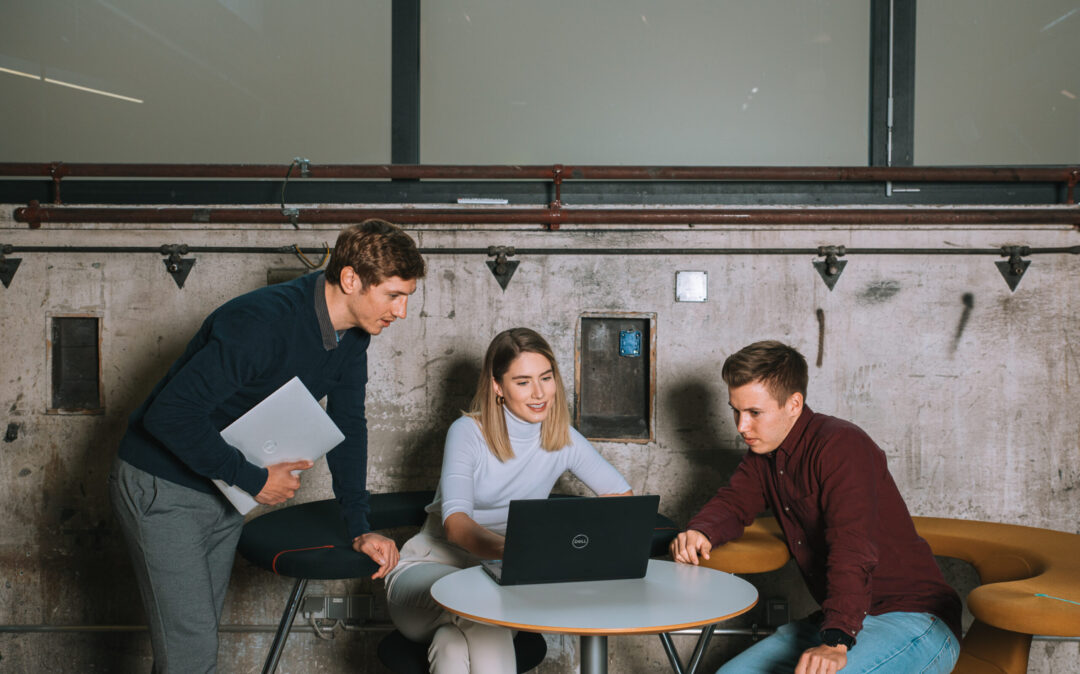 Bild mit 3 Personen am Laptop, E-Commerce Valantic CX