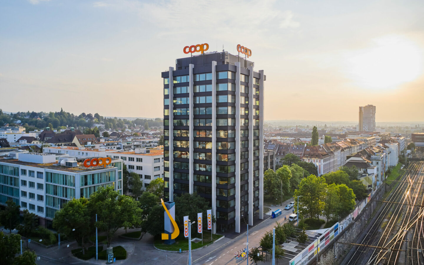 Bild vom Coop Hauptsitz mit Sonne im Hintergrund, SAP Commerce