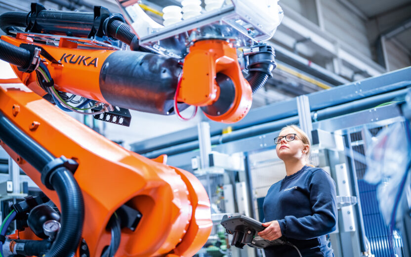 Bild von einer Industrie- und Anlagenmechanikerin in der Smart Factory