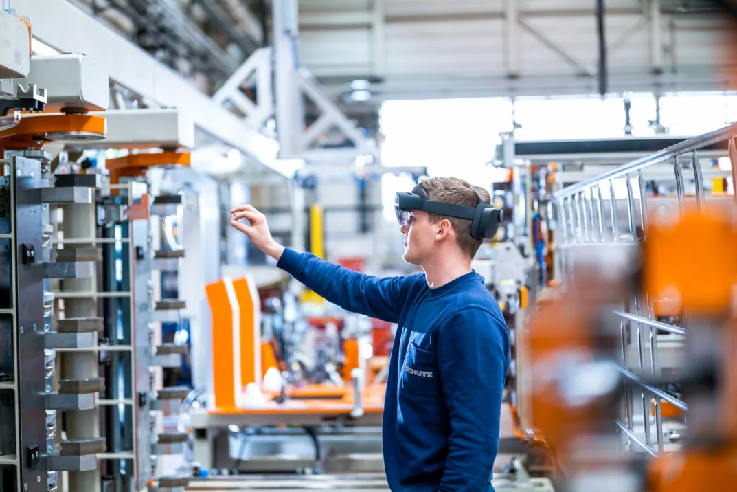 Picture of a SCHÜTZ employee with VR glasses | Success Story SCHÜTZ SAP S/4HANA Migration