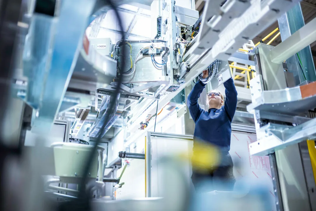 Picture of a SCHÜTZ plant construction and assembly employee | Success Story SCHÜTZ SAP S/4HANA Migration